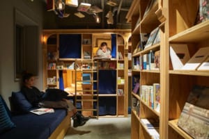 〝まるで本棚の中で眠っているよう〟泊まれる本屋「BOOK AND BED TOKYO 京都店」を紹介。