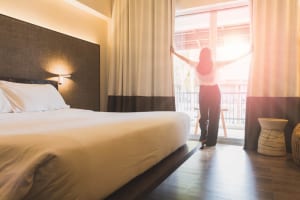 2017年度の沖縄県内は全ホテルタイプで客室稼働率が2年連続8割超え、改装により客室単価も上昇