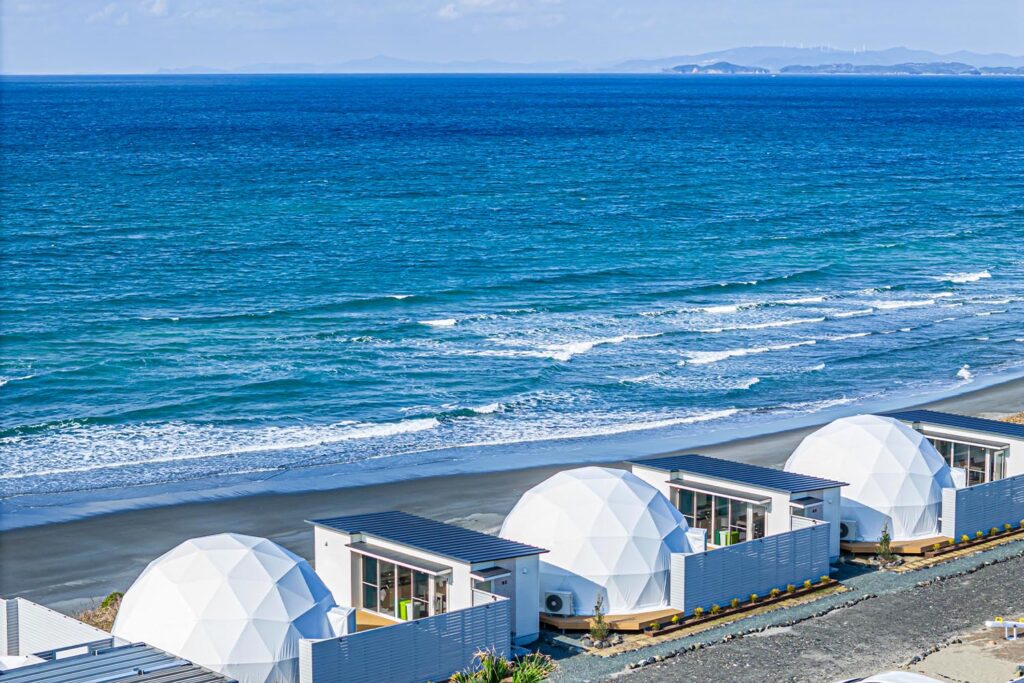 【Resort Glamping.com新掲載】～どこまでも広がる白い砂浜・青い海を望む南国風グランピングリゾート～【ナミオトテラスリゾート鹿児島】