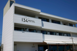 【鎌倉・七里ガ浜】オーシャンフロント。波の音で目覚める朝。「HOTEL134鎌倉」2025年8月1日オープン。七里ヶ浜駅徒歩3分、湘南の海とサンセットビューを一望できる贅沢なロケーション