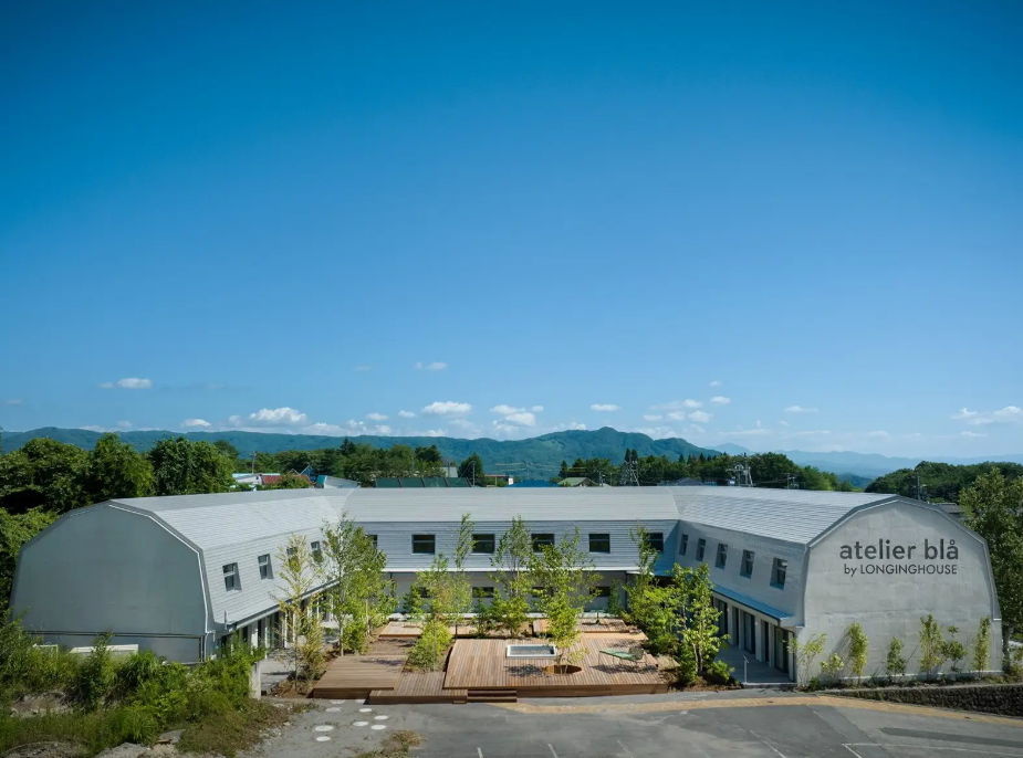 長野県御代田町に、浅間山を望む北欧スタイル・ホテル「西軽井沢ホテルatelier blå（アトリエ・ブルゥ）by LONGINGHOUSE」がオープン
